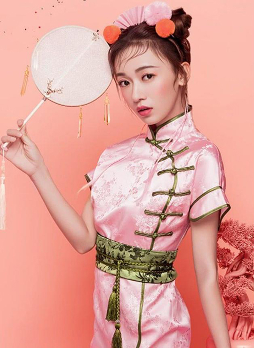吳謹言國潮造型,粉色旗袍,少女又青春