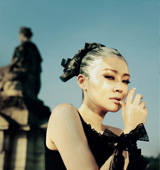 許晴大片徹底顛覆 白發(fā)妖女濃烈哥特氣質(zhì)